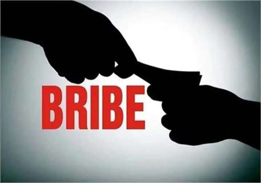 Two arrested including inspector while taking bribe from a woman