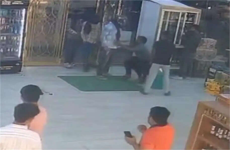 robbery at liquor shop