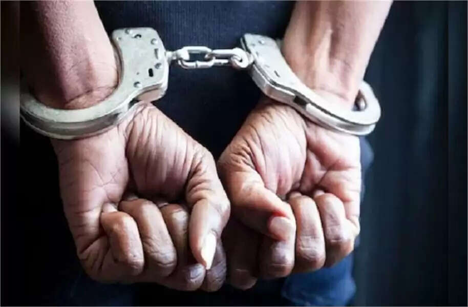 The accused who tried to crush the policemen was arrested within 7 hours.